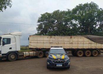 PRF apreende carreta com R$ 1 milhão em cigarros em Santa Terezinha