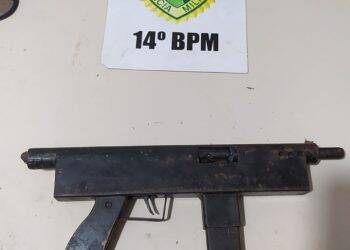 Homem é preso por violência doméstica portando submetralhadora na Vila C