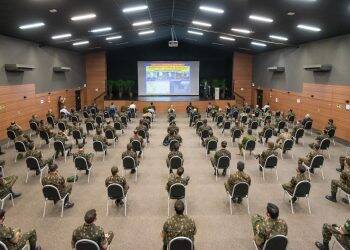 Silva e Luna apresenta papel estratégico da Itaipu a alunos de escola do Exército