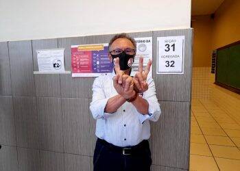 Candidato Nelton Friedrich (PDT) é o primeiro candidato a votar em Foz