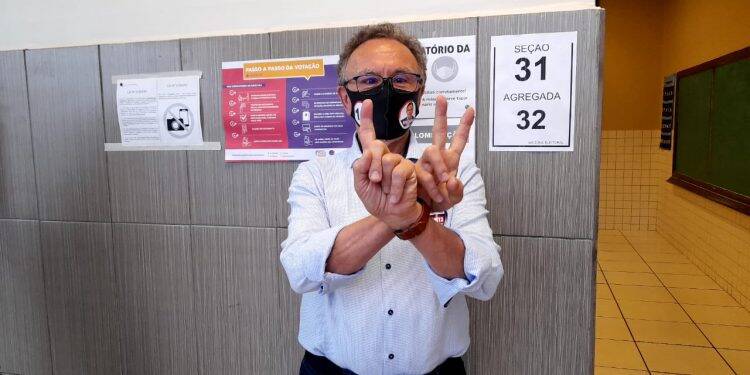 Candidato Nelton Friedrich (PDT) é o primeiro candidato a votar em Foz