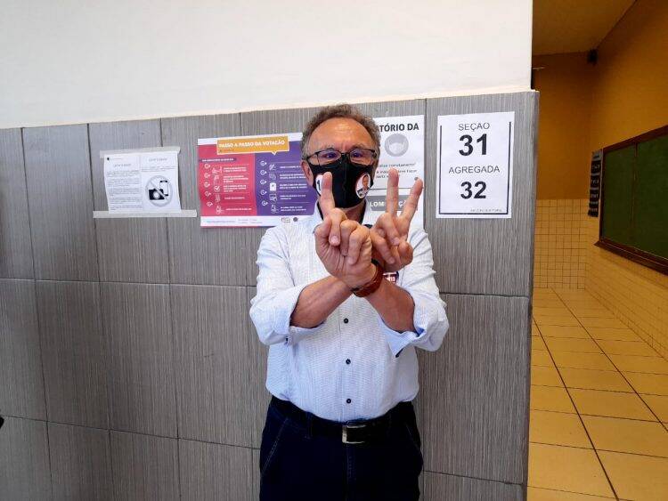 Candidato Nelton Friedrich (PDT) é o primeiro candidato a votar em Foz