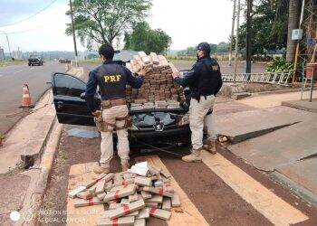 PRF apreende 212 kg de maconha transportada em veículo roubado