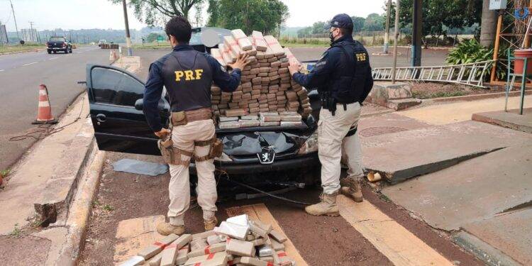 PRF apreende 212 kg de maconha transportada em veículo roubado