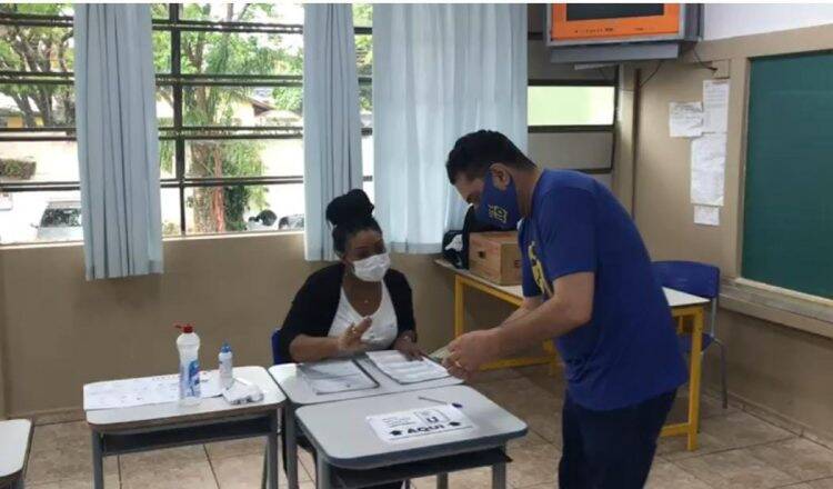 Sidnei Prestes (Republicanos) votou no Colégio Almirante Tamandaré