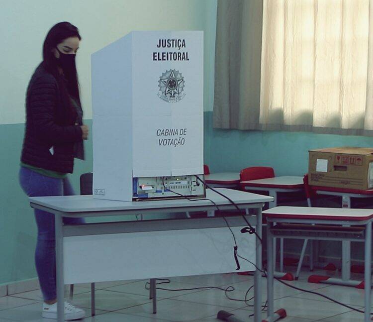 Tatiana Fruet (PROS) vota na Escola Municipal Augusto Werner