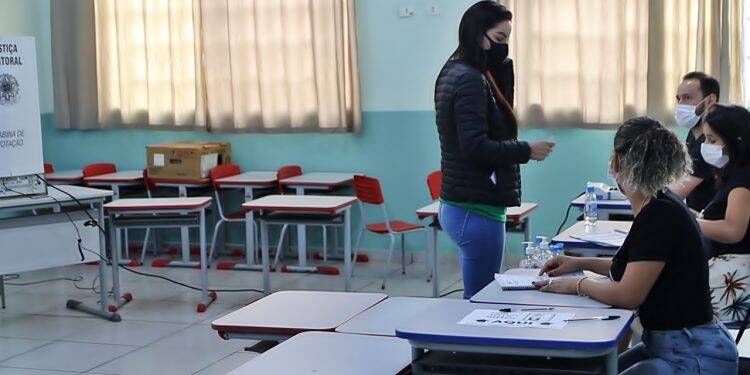 Tatiana Fruet (PROS) vota na Escola Municipal Augusto Werner