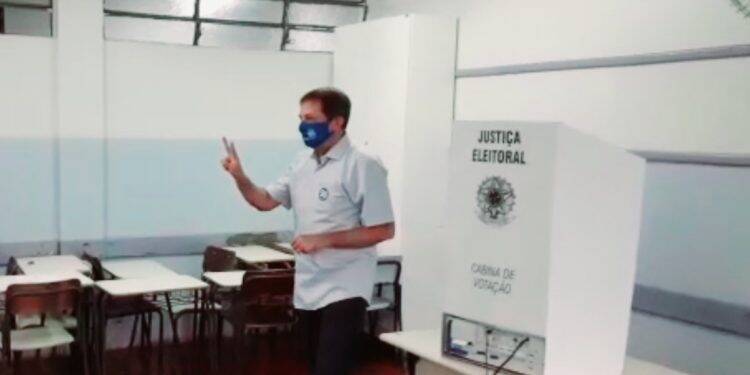 Chico Brasileiro (PSD) votou no Colégio estadual Mariano Camilo Paganoto