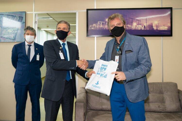 General Silva e Luna faz primeira visita à subestação de Furnas, em Foz do Iguaçu