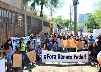 Professores e funcionários protestam nesta terça no NRE de Foz em defesa da educação pública