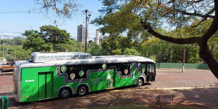 Ônibus sustentável é apresentado a passageiros de Foz do Iguaçu