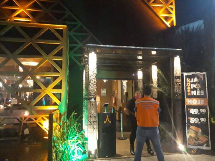 Prefeitura visita 40 estabelecimentos, um é fechado e 8 recebem adequações