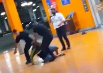 Vídeo: homem negro é espancado e morto por seguranças de supermercado