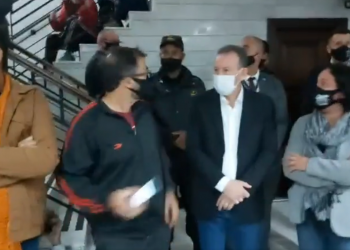 Em protesto contra novo PSS e risco de demissões, professores ocupam Assembleia Legislativa; assista