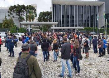 Professores desocupam a Alep, mas mantêm vigília do lado de fora e iniciam greve de fome