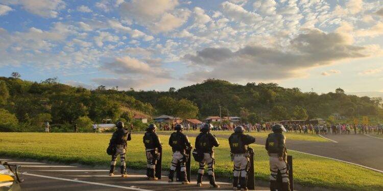 Após saque de carga e vilipêndio de cadáver, indígenas interditam BR-277 e atacam policiais