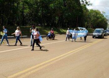 Argentinos em Puerto Iguazú realizam manifestação para reabertura da Ponte Tancredo Neves