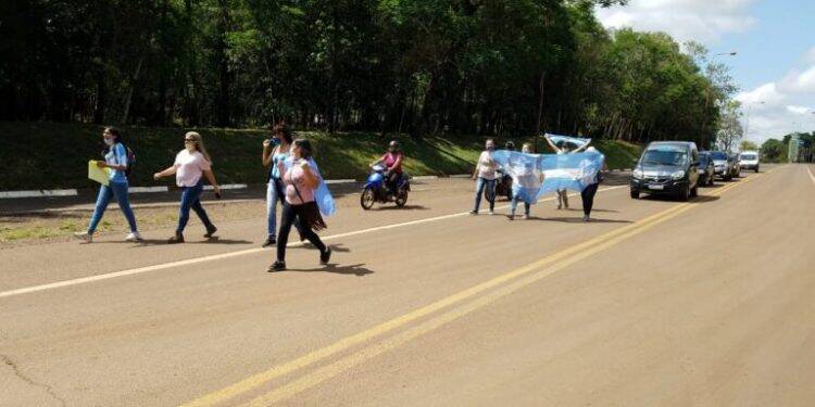 Argentinos em Puerto Iguazú realizam manifestação para reabertura da Ponte Tancredo Neves