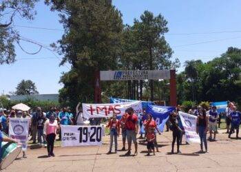 Manifestação em Puerto Iguazú cobra auxílio a moradores que desenterraram frangos para comer