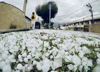 Chuva de granizo causa estragos na grande Curitiba ; confira fotos e vídeos