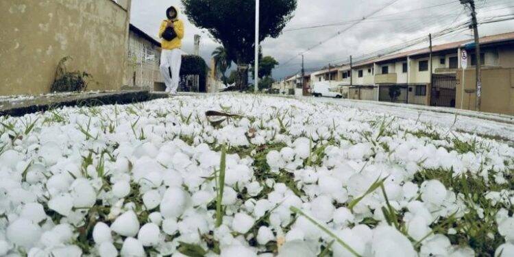 Chuva de granizo causa estragos na grande Curitiba ; confira fotos e vídeos