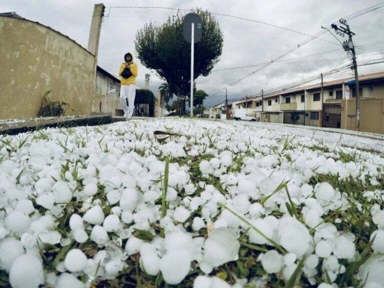 Chuva de granizo causa estragos na grande Curitiba ; confira fotos e vídeos