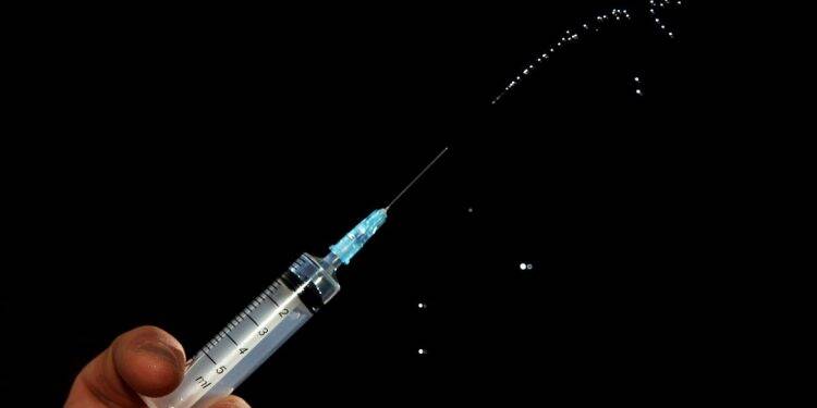 Rússia começa a vacinar principais grupos de risco contra covid-19