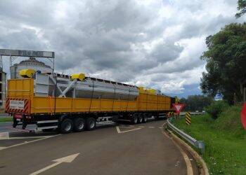 PRF flagra menor conduzindo veículo com carga superdimensionada em Ponta Grossa