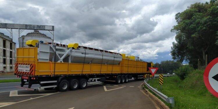 PRF flagra menor conduzindo veículo com carga superdimensionada em Ponta Grossa