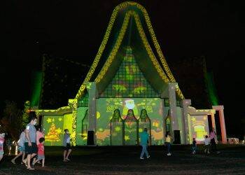 Aproveite o último fim de semana da projeção mapeada do Natal de Luzes da Itaipu