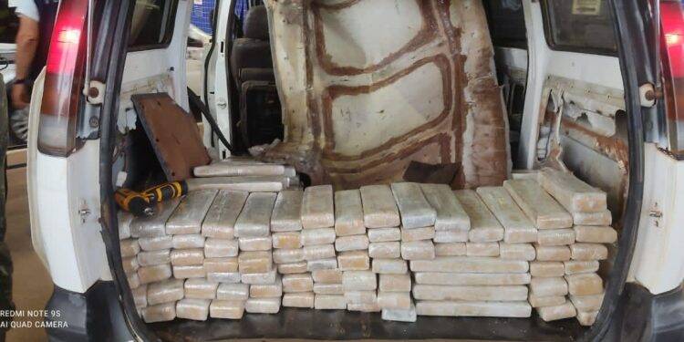 Homem é preso tentando passar a aduana com 320 kg de maconha