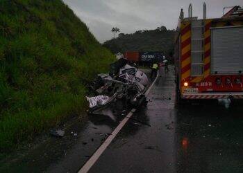 Acidente entre veículo com placas de Foz e caminhão deixa 4 mortos em Itapoá-SC