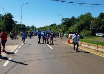 Pela reabertura da Ponte Tancredo Neves, argentinos bloqueiam acesso a Puerto Iguazú