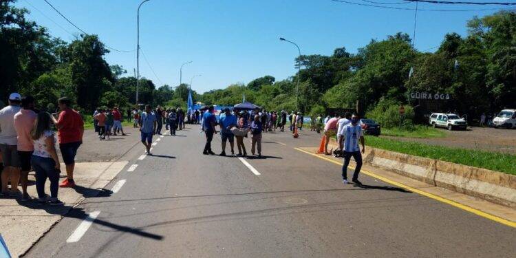 Pela reabertura da Ponte Tancredo Neves, argentinos bloqueiam acesso a Puerto Iguazú