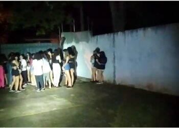 Três pais de adolescentes flagrados em rave estavam com Covid-19