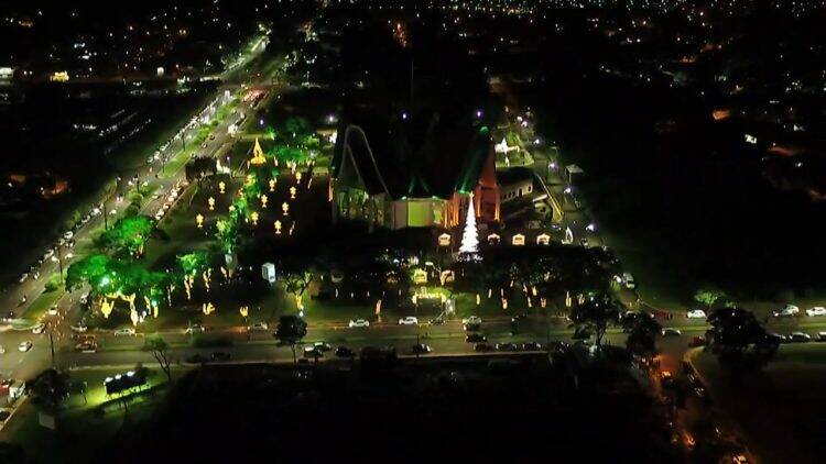 Natal de Luzes da Itaipu oferece espetáculo às famílias das muitas etnias de Foz