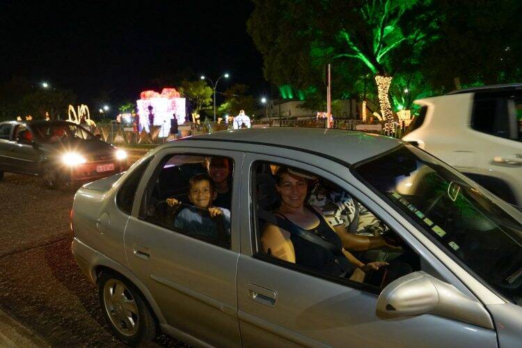 Natal de Luzes da Itaipu oferece espetáculo às famílias das muitas etnias de Foz