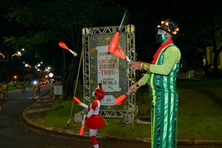 Natal de Luzes da Itaipu oferece espetáculo às famílias das muitas etnias de Foz