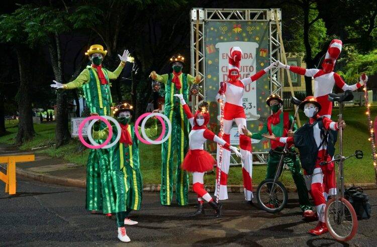 Natal de Luzes da Itaipu oferece espetáculo às famílias das muitas etnias de Foz