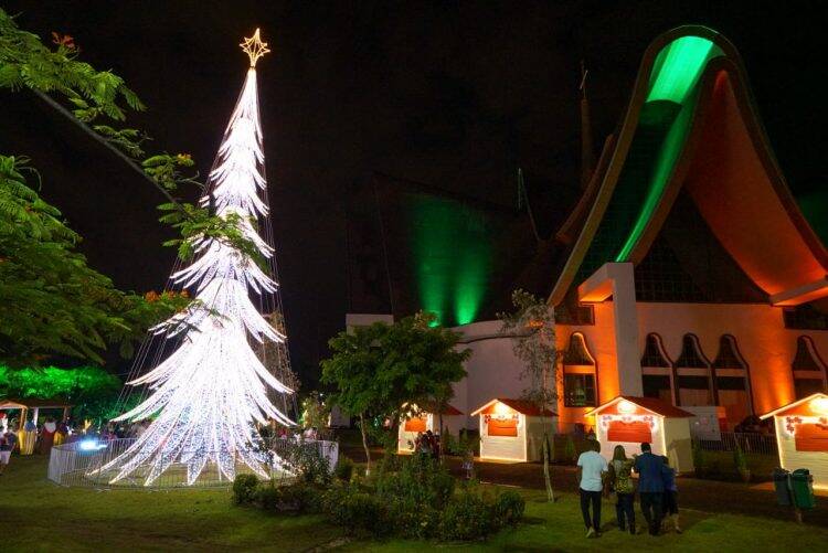 Natal de Luzes da Itaipu oferece espetáculo às famílias das muitas etnias de Foz