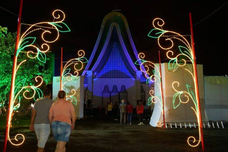 Natal de Luzes da Itaipu oferece espetáculo às famílias das muitas etnias de Foz
