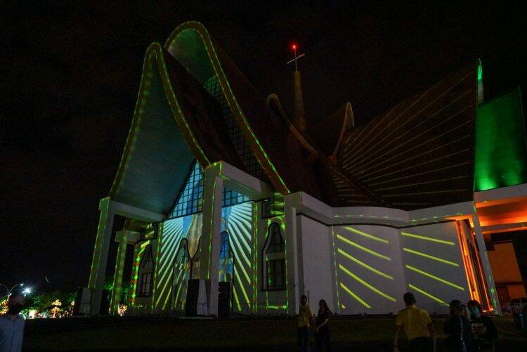 Natal de Luzes da Itaipu oferece espetáculo às famílias das muitas etnias de Foz