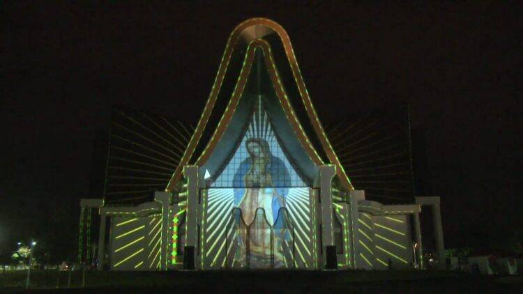 Natal de Luzes da Itaipu oferece espetáculo às famílias das muitas etnias de Foz