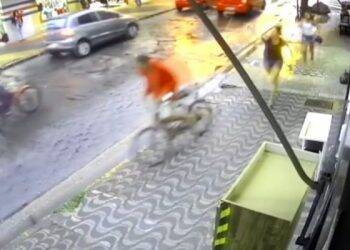 Mulher reage a assalto e bate em assaltante com guarda-chuva. Veja vídeo