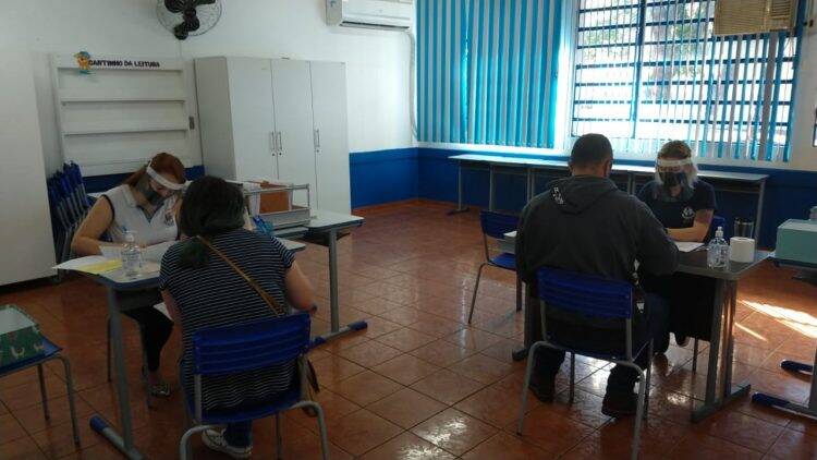 Pais desconsideram orientação e passam a noite em fila para matrículas na rede municipal