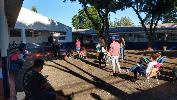 Pais desconsideram orientação e passam a noite em fila para matrículas na rede municipal