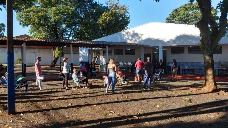 Pais desconsideram orientação e passam a noite em fila para matrículas na rede municipal