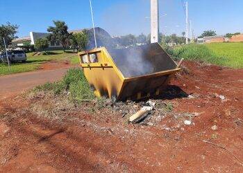 Pela segunda vez, caçambas da prefeitura são vandalizadas