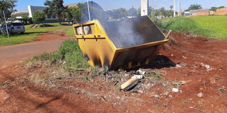 Pela segunda vez, caçambas da prefeitura são vandalizadas