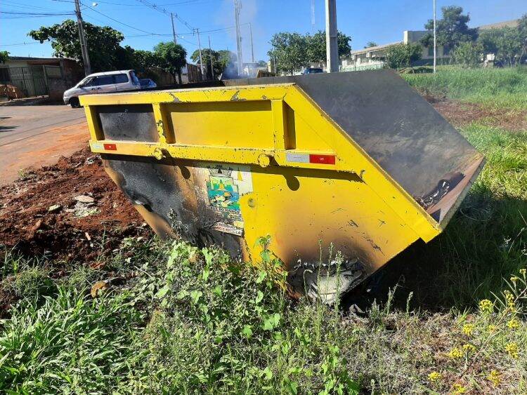 Pela segunda vez, caçambas da prefeitura são vandalizadas